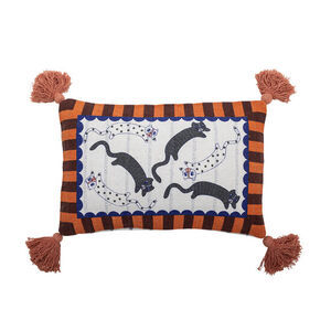 Rektangulær pude med sorte katte, stribet kant og kvaster i hjørnerne.