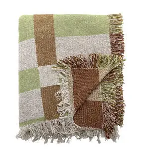 Ternet plaid i grøn, brun og beige med frynser langs kanterne og vævet tekstur.