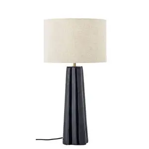 Bordlampe med skinnende blå base og beige cylindrisk skærm. Basen er høj og tilspidset.