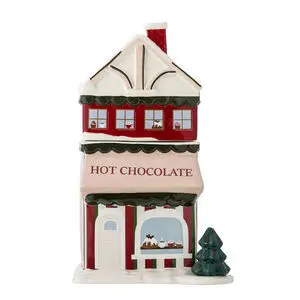 Krukke formet som hus med rød/hvide detaljer, "HOT CHOCOLATE" tekst og lille trædekoration.