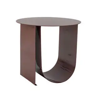 Rundt sidebord i rødt metal med buet base og elegant design.