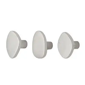 Tre ovale sølvfarvede knager med glat, reflekterende overflade i aluminium.
