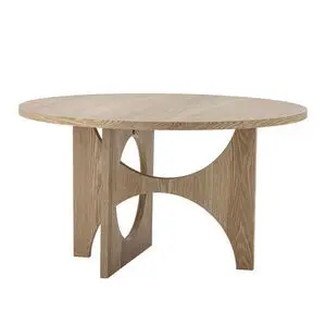 Rundt sofabord med naturlig træfinish og geometrisk base med cirkulære udskæringer.