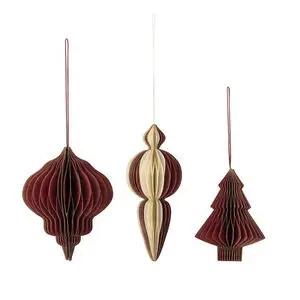 Tre papirornamenter: rund, aflang og juletræ, i rød og creme, hver med snor til ophængning.