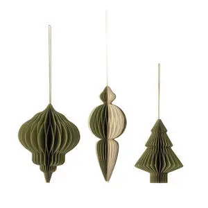 Tre grønne ornamenter: rund, dråbe- og træformet, med snore til ophængning.