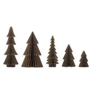 Fem brune, foldede papirtræer i forskellige størrelser, arrangeret på række.