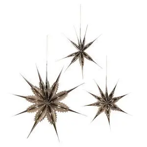 Tre brune stjerner med detaljerede udskæringer, ophængt i tynde snore.