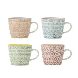 Fire krus med geometriske mønstre i orange, blå, grøn, rød, hver med farvet rand og rundt greb.