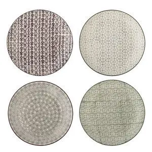 Fire runde tallerkener med unikke mønstre; geometriske og blomsterlignende designs i multifarver.
