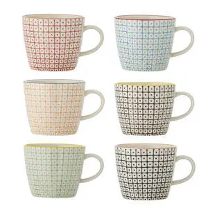 Seks krus med gittermønster i rød, blå, orange, sort, gul, grøn. Hvert krus har en farvet kant.