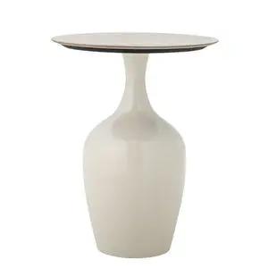 Rundt sidebord med vaseformet base i naturfarvet metal, glat og skinnende overflade.
