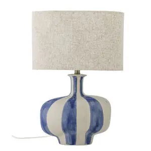Bordlampe med neutral skærm, buet base i stentøj med blå-hvide lodrette striber.