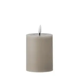 Cylindrisk LED-lys i naturfarve med flammeformet top.
