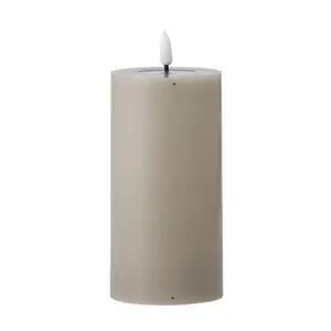 Cylindrisk LED-lys i naturfarve med glat overflade og synlig flamme.