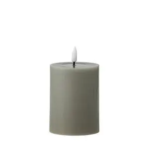 Grønt LED-lys fra Bloomingville, cylindrisk form med flammeformet top, glat paraffinoverflade.