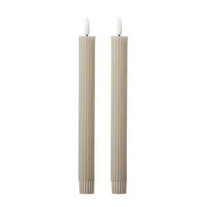 To høje, slanke LED-lys med rillet overflade og hvid flammelignende spids i naturfarve.