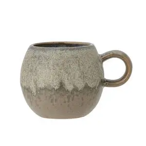 Rund keramikkop med tekstur og farvegradient fra lys til mørk brun, rund hank.