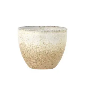 Keramisk kop med gradient fra hvid til beige, tekstureret overflade, rustik og naturlig stil.