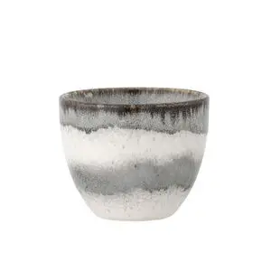 Grå og hvid keramisk kop med gradientdesign fra Bloomingville, del af Paula sæt i stentøj.