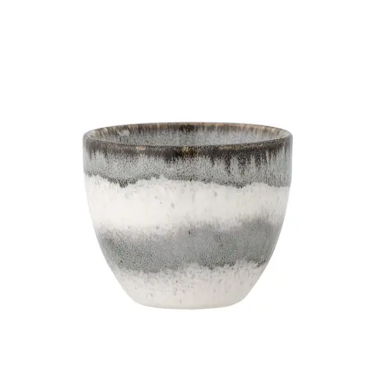 Grå og hvid keramisk kop med gradientdesign fra Bloomingville, del af Paula sæt i stentøj.