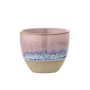 Keramisk kop med rosa-blå glasur og beige bund. Tekstureret effekt med små prikker.