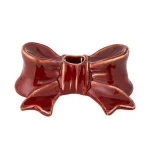 Rød, blank sløjfeformet lysestage i stentøj med holder til et lys i midten.