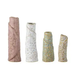 Fire vaser med tekstureret mønster i pink, hvid, blå og beige farver, i forskellige højder.