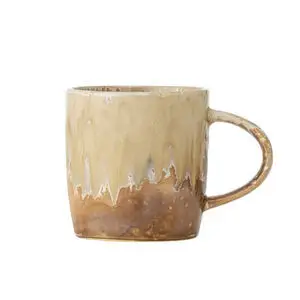 Rund krus med farvegradient fra lys til mørk, blank yderside og glat inderside, håndtag til højre.