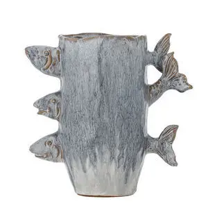Vase i blå/grå med fisk, der stikker ud fra siderne. Unikt design til hjemmedekoration.