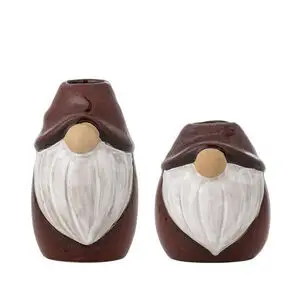 To nisseformede lysestager med rød krop og hat, hvidt skæg og beige næse.