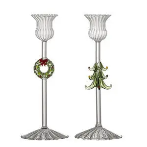 To glaslysestager; venstre med krans, højre med juletræ. Begge har riflet tekstur.