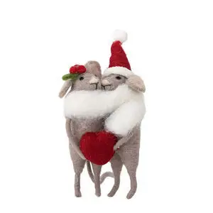 To mus krammer, den ene med nissehue, mens de holder et rødt hjerte sammen.