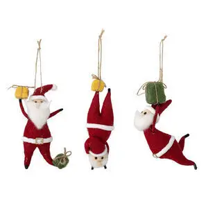 Tre julemandsornamenter i rødt med gaver, hængende i forskellige positioner på snor.
