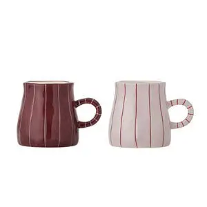 To krus: dybrødt med striber og hvidt med røde striber, begge med buet form og matchende håndtag.