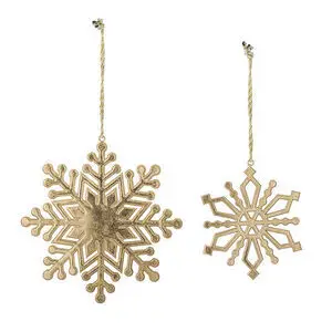 To guldfarvede snefnugsornamenter med detaljerede mønstre, ophængt i snoede snore.