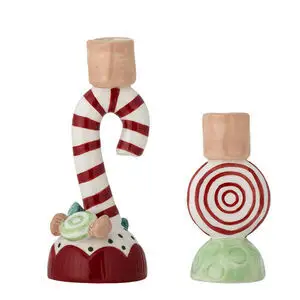 To lysestager: én med slikstokstriber og én med cirkulære røde mønstre.