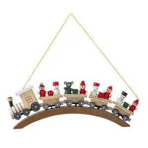 Dekorativt togornament med julefigurer og bjørn på buet base, klar til ophængning.