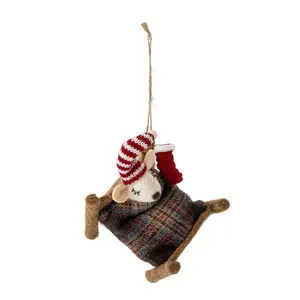Mus i brunternet hængekøje med rød/hvid stribet hat og rød strømpe, hængende i en snor.