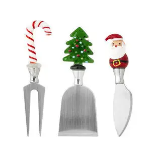 Tre osteværktøjer med håndtag som slikstok, juletræ og julemand, ideelt til julestemning.