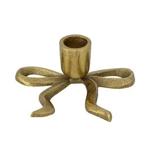 Sløjfeformet, gylden lysestage med tekstureret overflade og centralt lysestagehul.