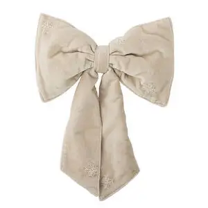 Dekorativ bomuldssløjfe i naturfarve med broderi, sort klips på bagsiden til fastgørelse.