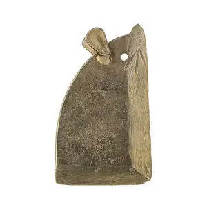 Abstrakt trekantet metalobjekt med tekstur og lille fremspring øverst.