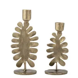 To guldfarvede lysestager med bladformet design, struktureret overflade og rund base.
