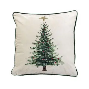 Kvadratisk pude med juletræsmotiv, røde kugler, stjerne på lys baggrund, mørke kanter.