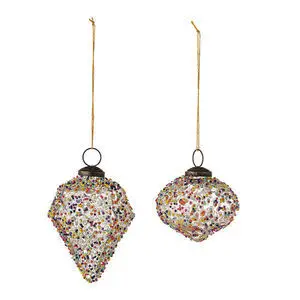 To ornamenter, en diamantformet og en rund, dækket af farverige perler med guldsnor og metalring.