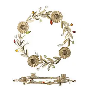 Cirkulær adventsstage i guldmetal med blomster, blade og farvede dekorative sten. Fire lysholdere.