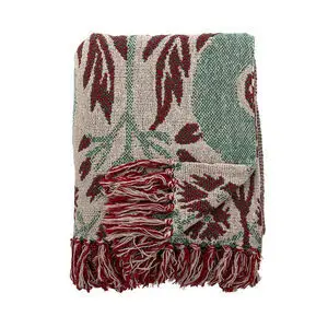 Tæppe med røde og grønne blomster- og bladmønstre, frynser langs kanterne.