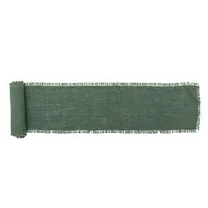 Grøn rektangulær bordløber med frynser, delvist oprullet for nem opbevaring.