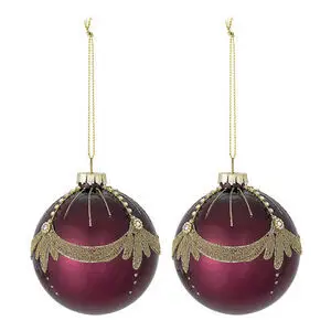 To dybrøde julekugler med gyldne mønstre og glitrende sten, hængt i gyldne snore.