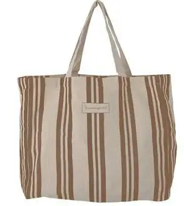 Indkøbspose i brun og beige striber med to håndtag og Bloomingville-mærkat på forsiden.